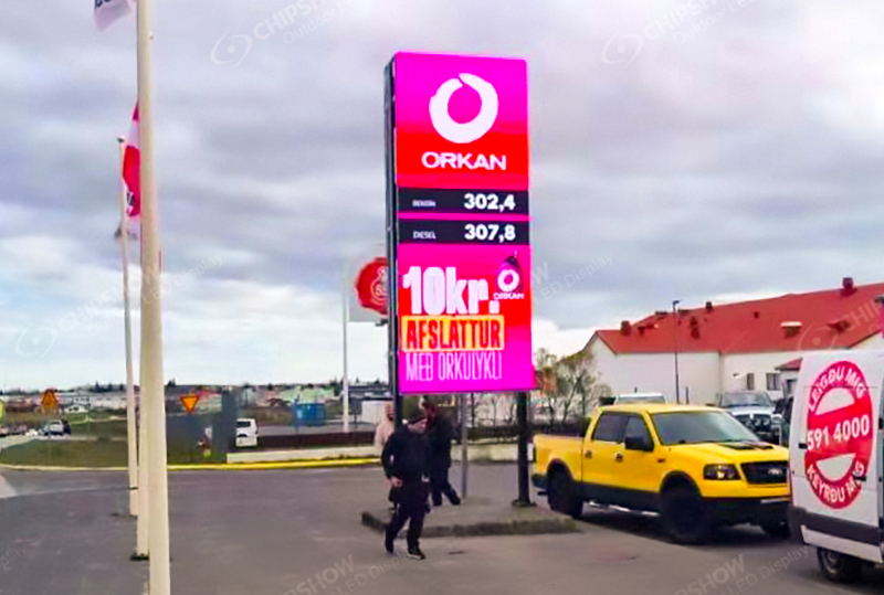 アイスランドのガソリンスタンドのLED看板