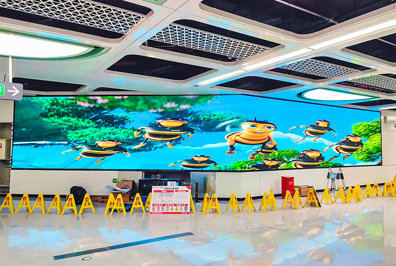 P1.58 中国深セン地下鉄駅における狭い間隔のウルトラクリア LED ディスプレイ スクリーン プロジェクト